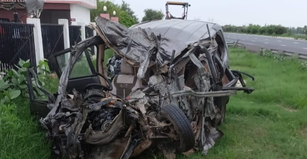 Etawah accident, Car of devotees of perfume city collided with bus, three including mother and son died