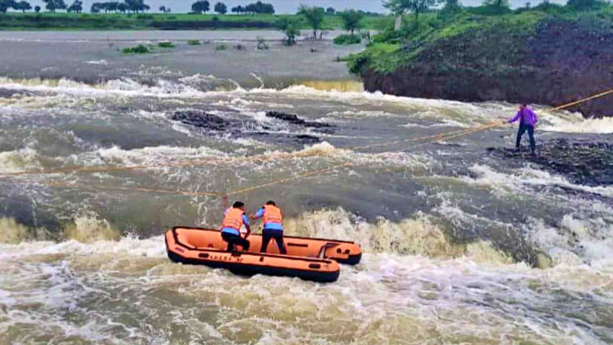 Mandsaur News: SDRF rescued a farmer trapped in the strong flow of the drain for one and a half hours
