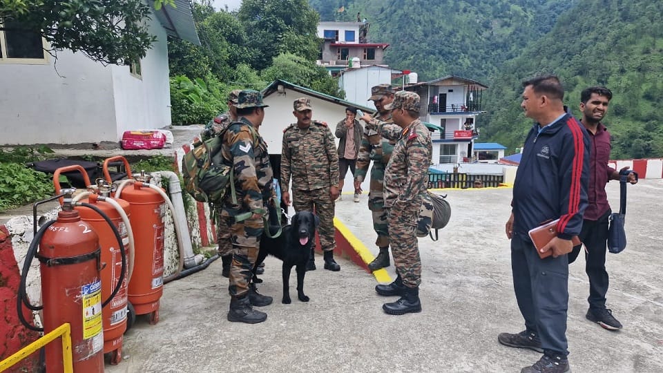 Indian Army help to safely rescue stranded passengers on Kedarnath Dham Yatra route