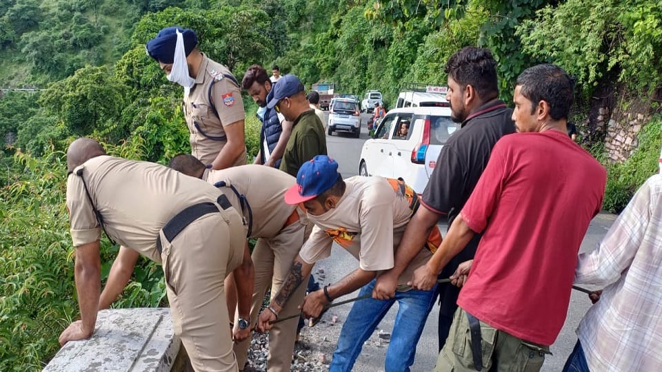 Body of unknown woman found lying in ditch under suspicious circumstances in bhimtal