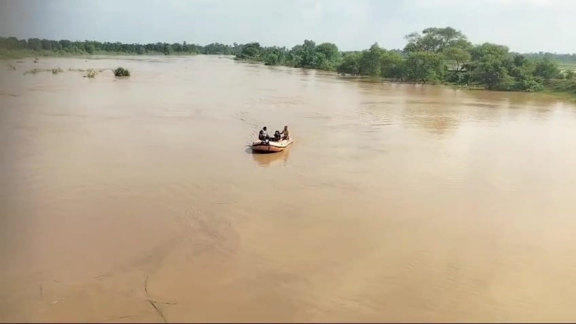 Nalanda: Due to breaking of embankment of Lokin river, water spread in fields, a dozen villages also submerged