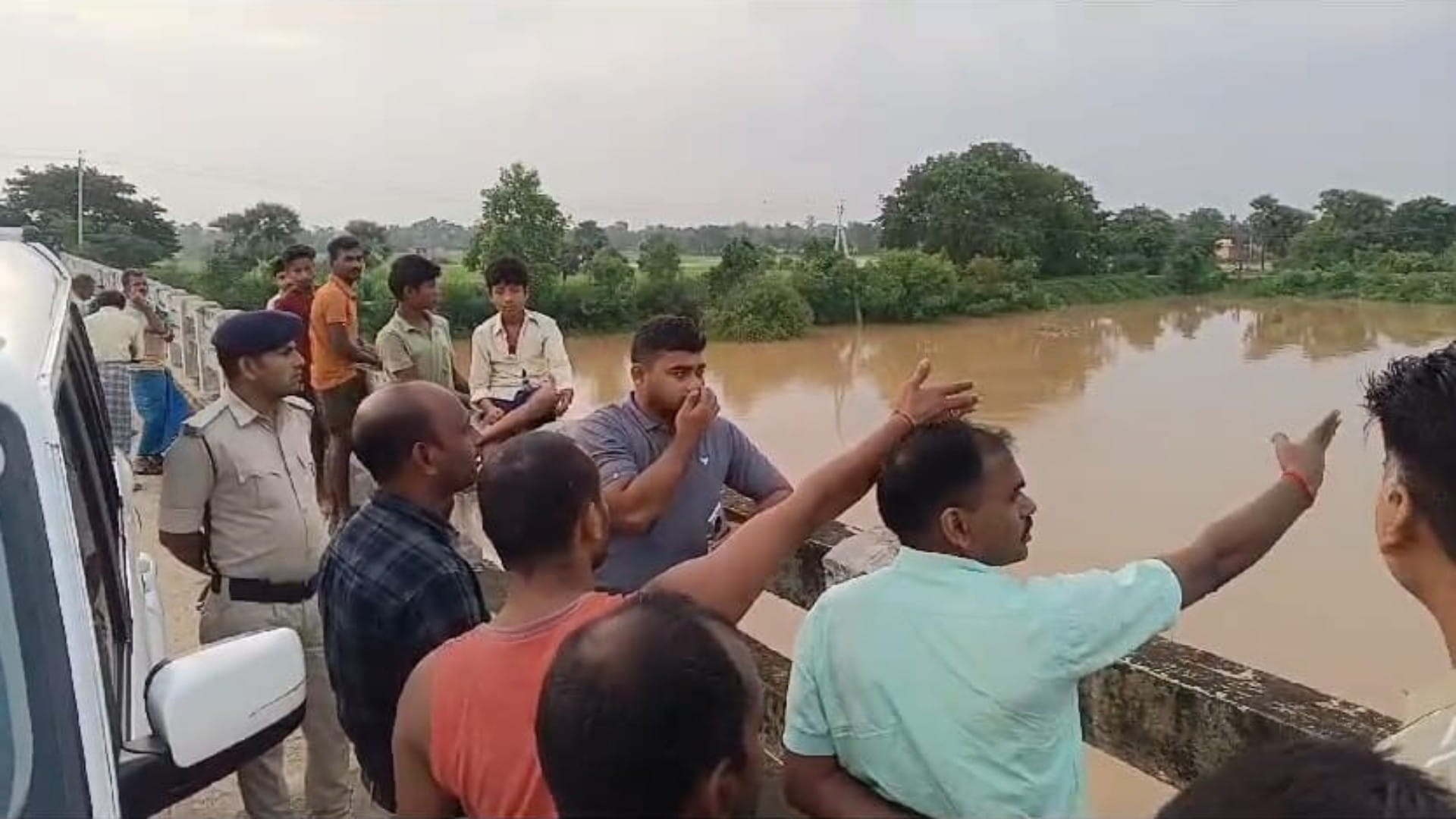 Nalanda: Due to breaking of embankment of Lokin river, water spread in fields, a dozen villages also submerged