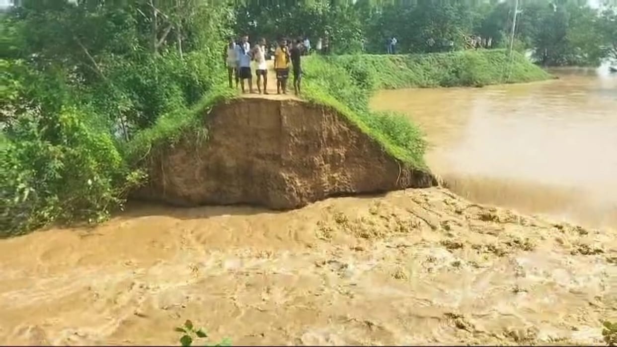 Nalanda: Due to breaking of embankment of Lokin river, water spread in fields, a dozen villages also submerged