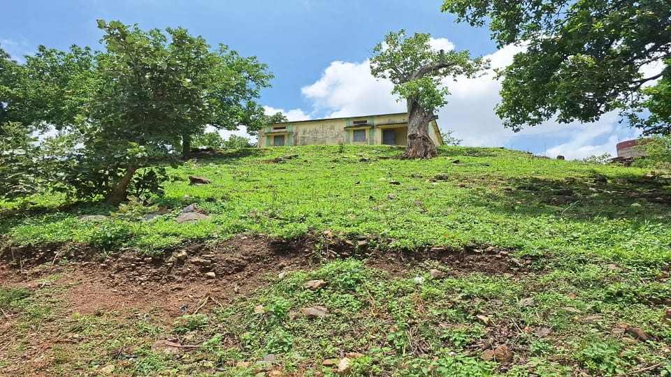 Anganwadi centre built on a mountain causing trouble for children in Balrampur Ramanujganj