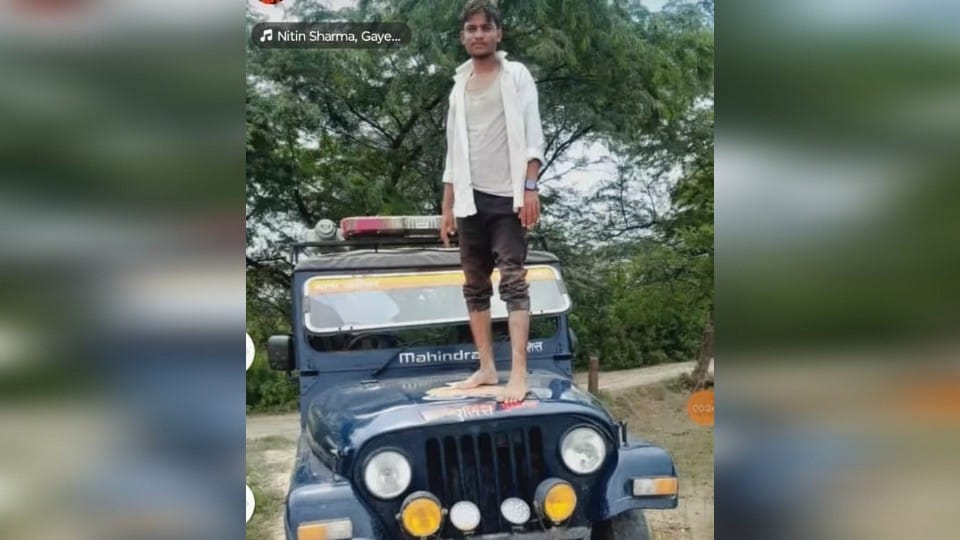 Obscene joke with police vehicle Young man did such a thing to make a reel got sweaty as soon as it went viral