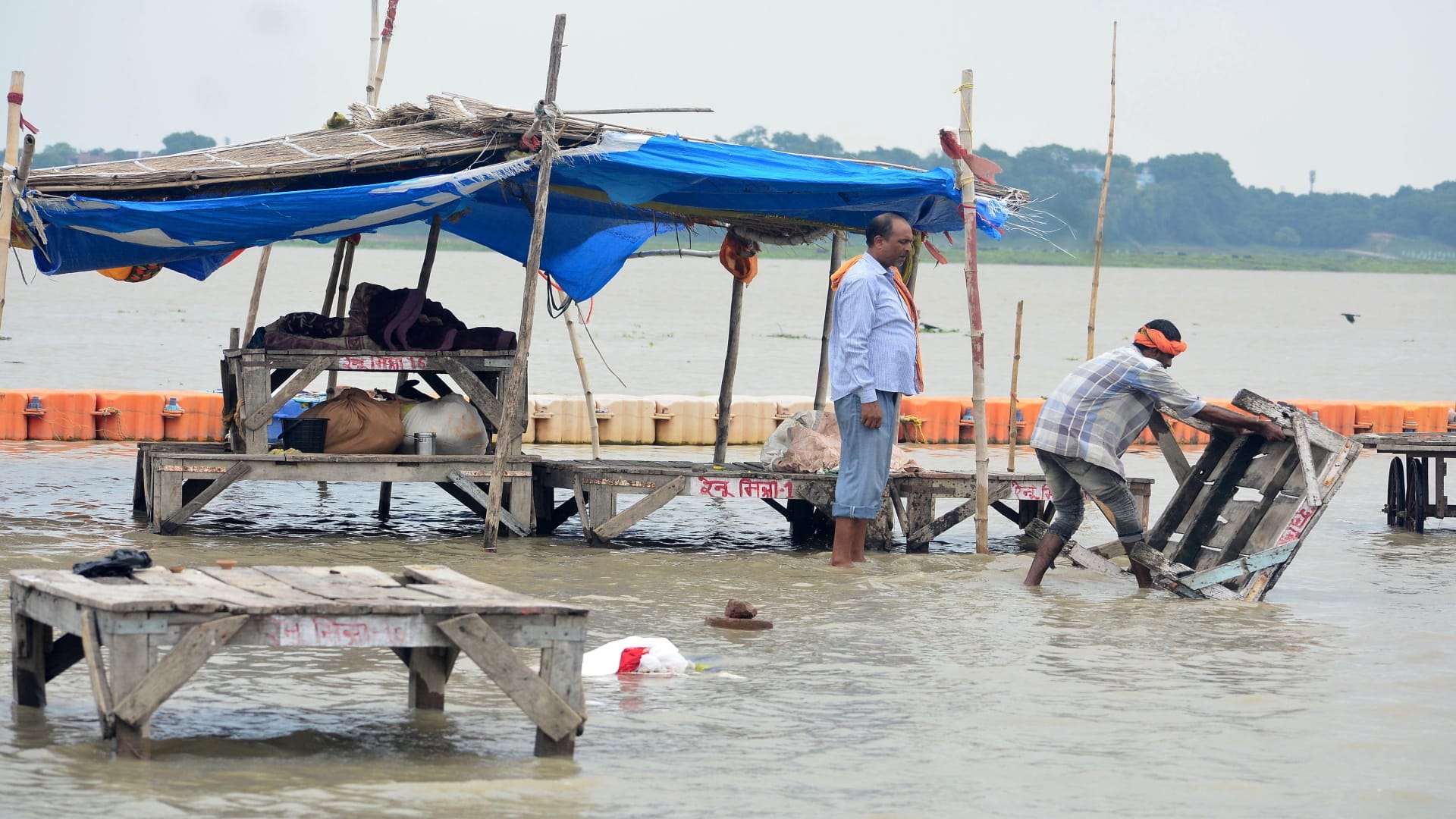 Flood In Prayagraj: Water level in Ganga-Yamuna is rising rapidly