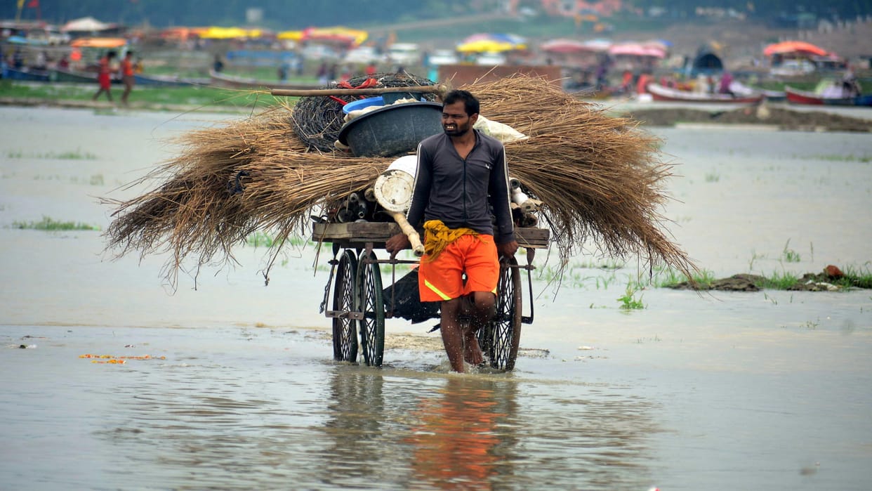 Flood In Prayagraj: Water level in Ganga-Yamuna is rising rapidly