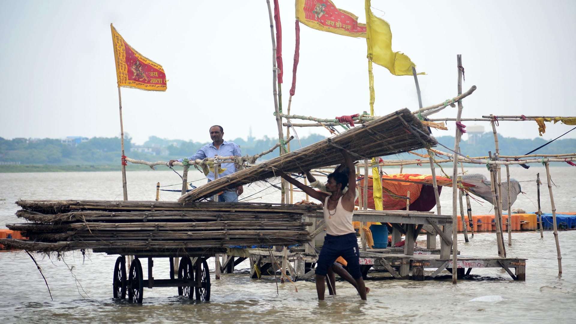 Flood In Prayagraj: Water level in Ganga-Yamuna is rising rapidly