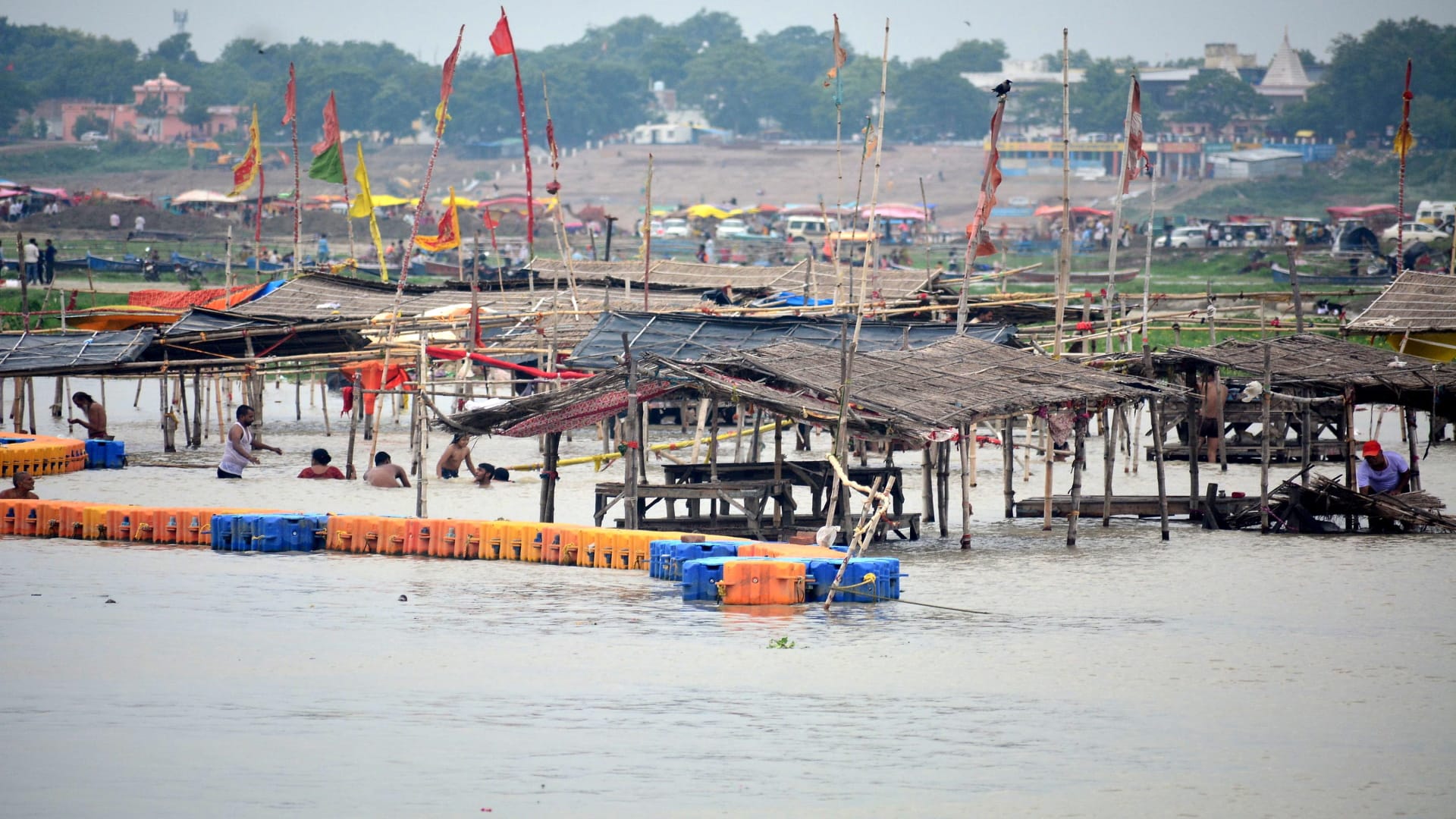 Flood In Prayagraj: Water level in Ganga-Yamuna is rising rapidly