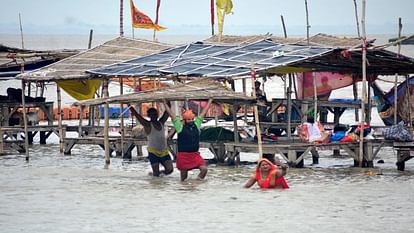 Flood In Prayagraj : गंगा-यमुना में तेजी से बढ़ रहा है जलस्तर, दो तीन दिन बाद और भयावह हो सकती है स्थिति Flood In Prayagraj: Water level in Ganga-Yamuna is rising rapidly