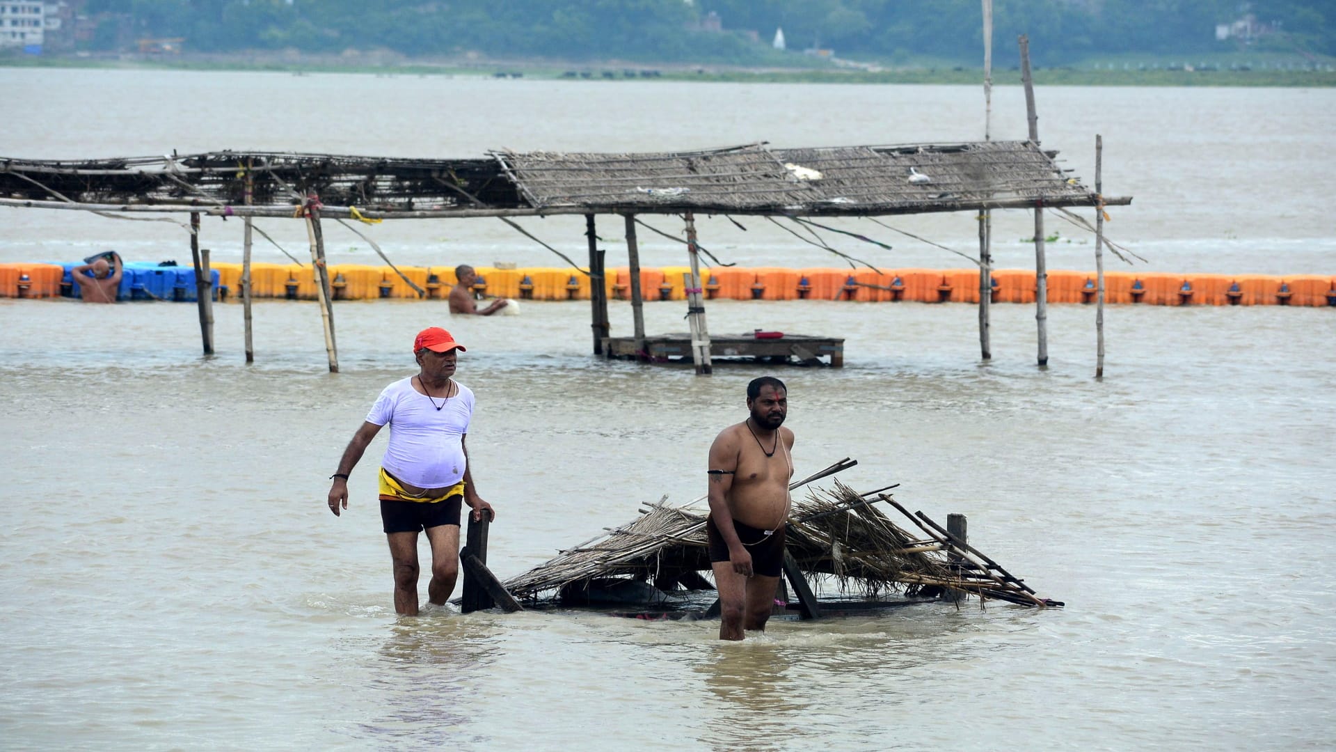 Flood In Prayagraj: Water level in Ganga-Yamuna is rising rapidly