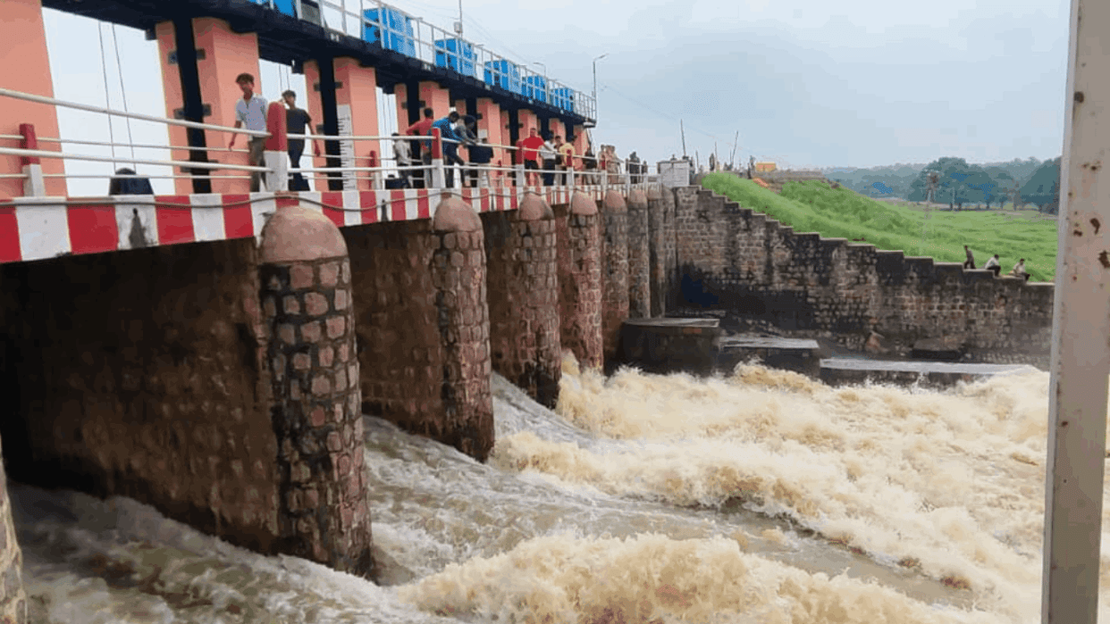 road from Lalitpur to Madhya Pradesh is closed due to the release of water from Rajghat dam
