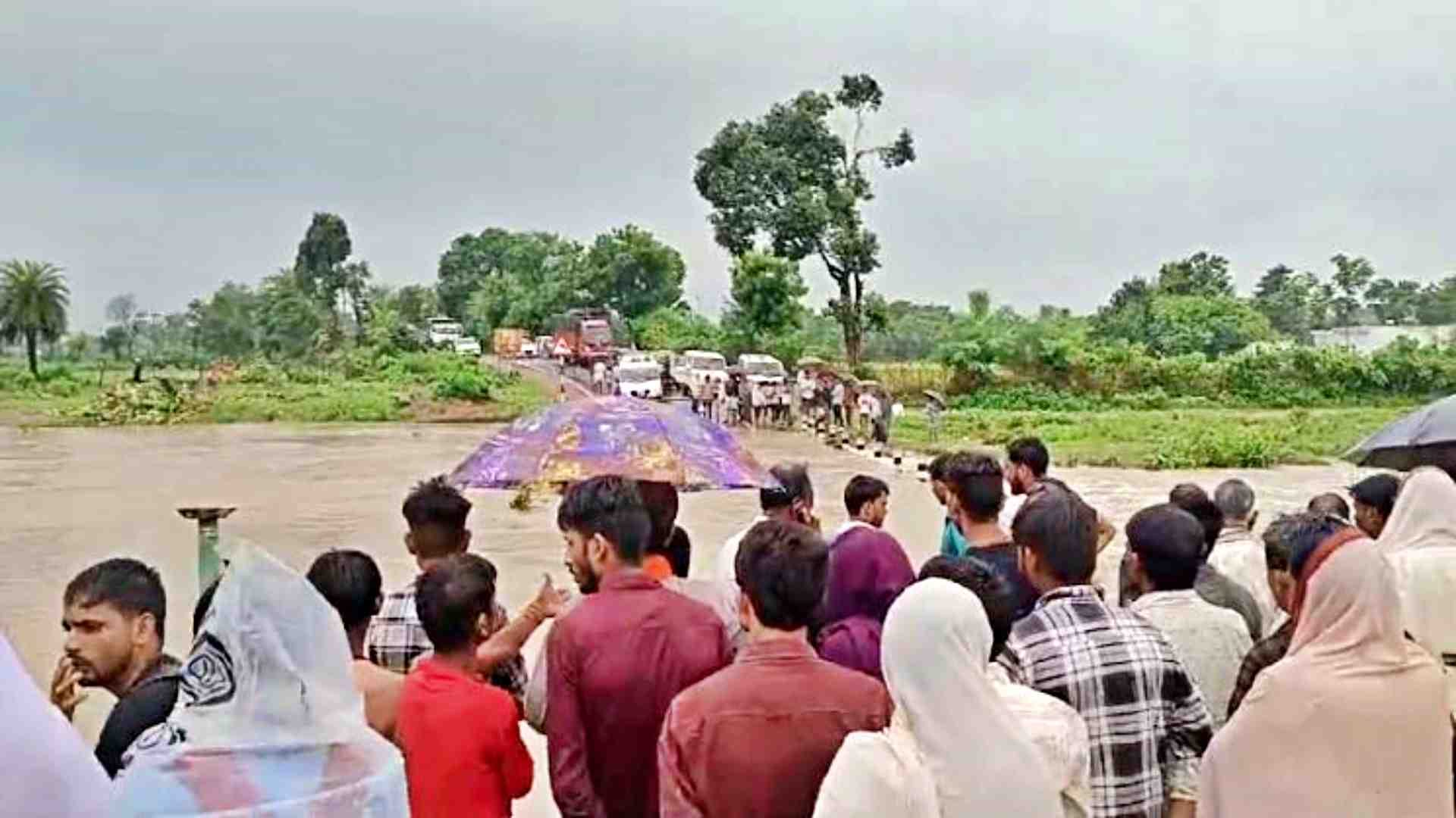 रास्ता बंद होने से फंसे वाहन।