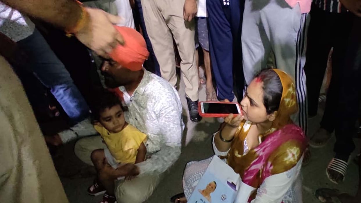Fatehpur: Councillor sits on dharna with his family after no action is taken in the assault case