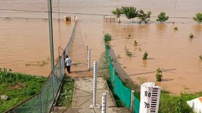 सोन नदी में पानी बढ़ने से लोगों में दहशत का माहौल है।