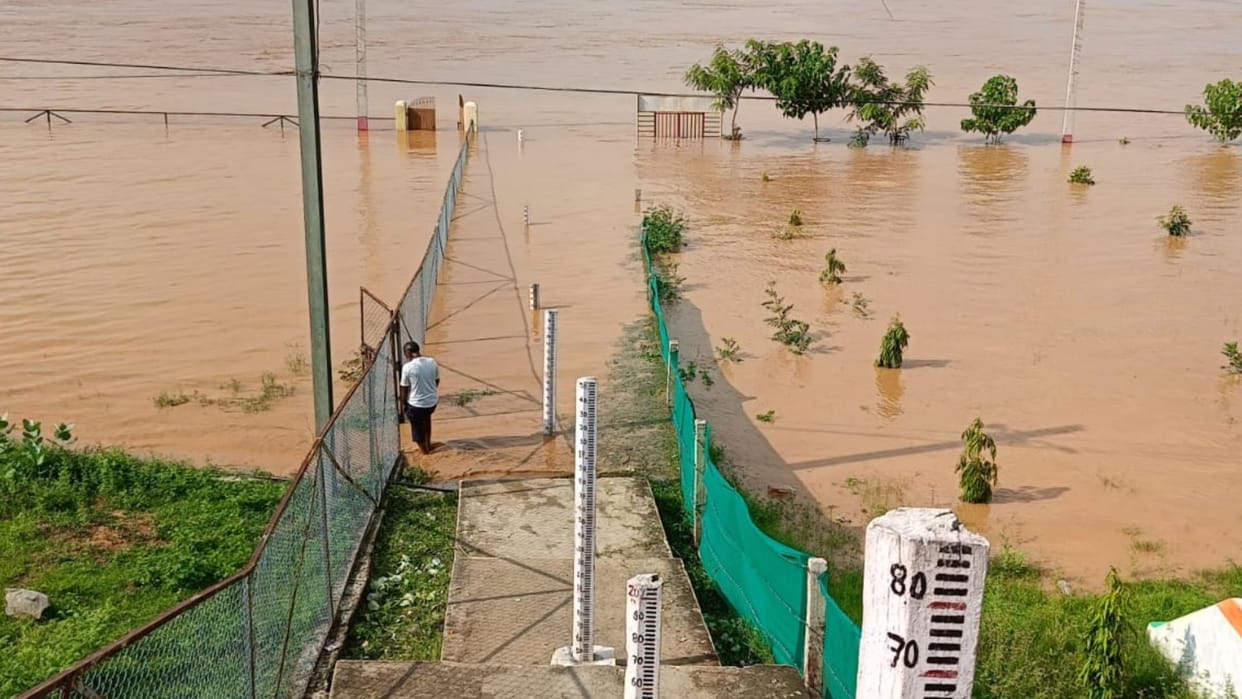 Son river reached close the danger mark in sonbhadra water entered pump house