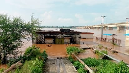 Son river reached close the danger mark in sonbhadra water entered pump house