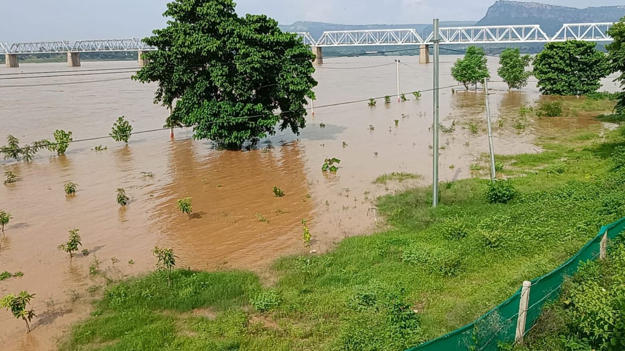 Son River Just 800 cm below danger mark Rihand water level also rising monitoring stepped up