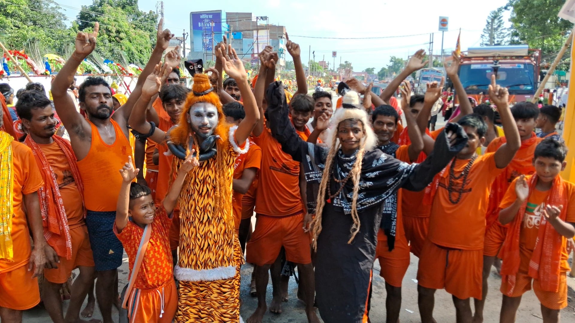 Sawan 2024: 60 devotees reached Baba Garibnath Dham Muzaffarpur carrying 301 feet long Kanwar on shoulders