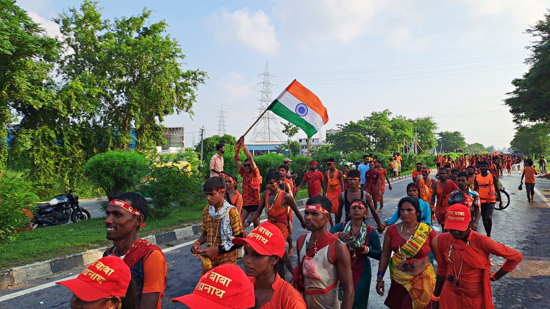 Sawan 2024: 60 devotees reached Baba Garibnath Dham Muzaffarpur carrying 301 feet long Kanwar on shoulders