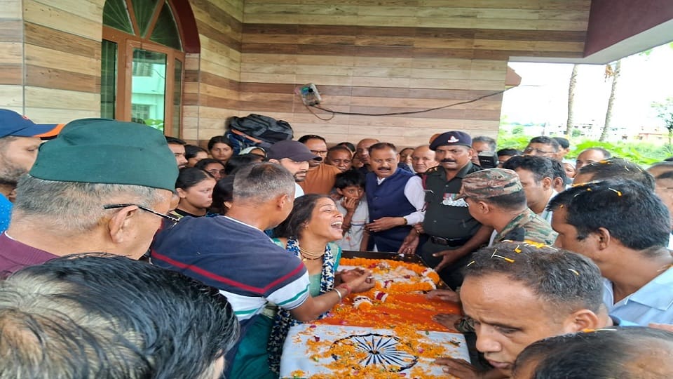 mortal remains of martyr Satya Singh Bisht reached his residence Athhoorwala Rishikesh