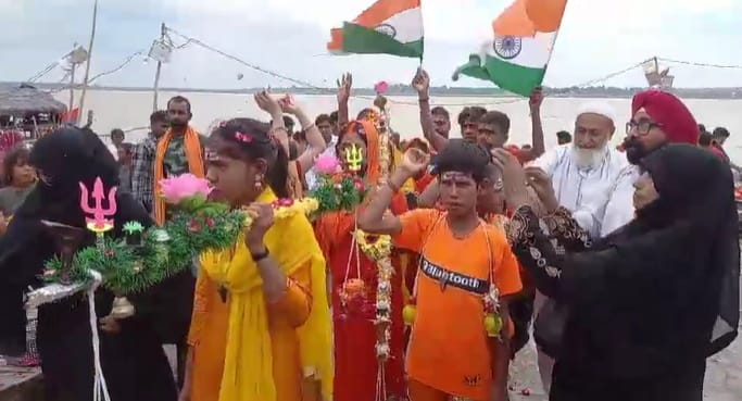 Muslims showered flowers on Shiva devotee Kanwariyas, said - Kanwar Yatra is a symbol of devotion and penance.
