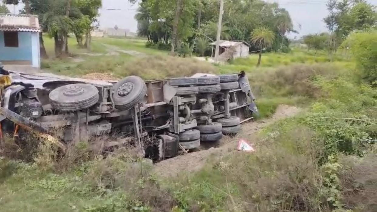 Vaishali: truck loaded with rice going from Uttar Pradesh to Begusarai overturned in ditch, driver injured