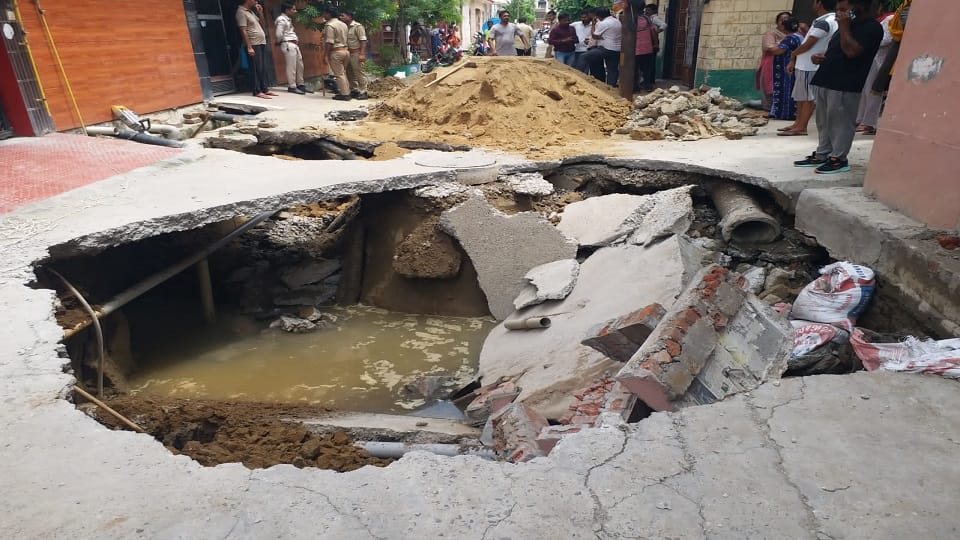 Saharanpur: 30 feet road caved in, passersby and local people fell and got injured