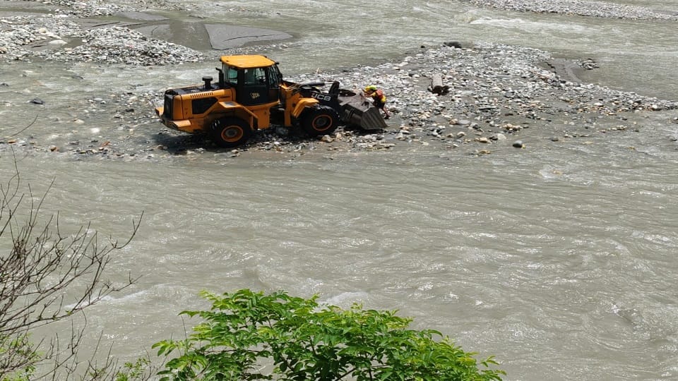 Cattle trapped in the island of Yamuna river were rescued safely in uttarkashi