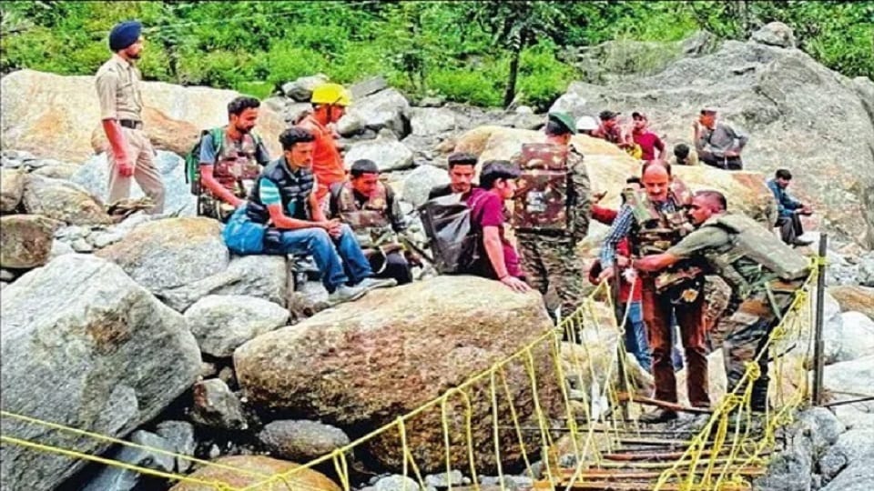 Road collapsed at 10 places from Gaurikund to Kedarnath Dham, Army took charge