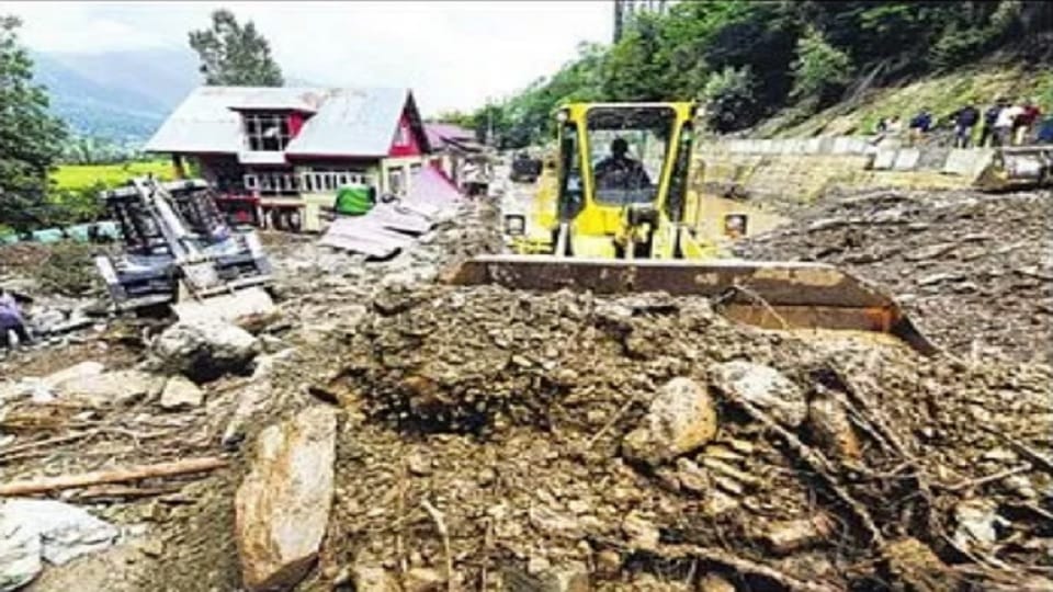 Cloud burst in Ganderbal, Kashmir, Srinagar-Leh highway remained stalled for hours