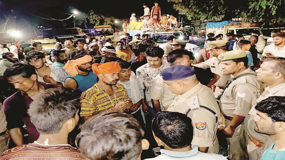 Kanwariyas got angry after their friend got injured due to car collision