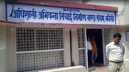 UP: झांसी मंडल के दफ्तरों में बायोमेट्रिक हाजिरी शुरू, कर्मचारी बोले- नियम तृतीय-चतुर्थ वर्ग के लिए ही क्यों? Biometric attendance of employees started in Jhansi division offices