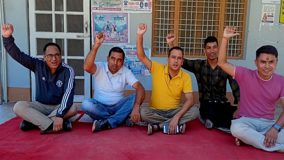 Demand to withdraw suspension of employees soon in bageshwar