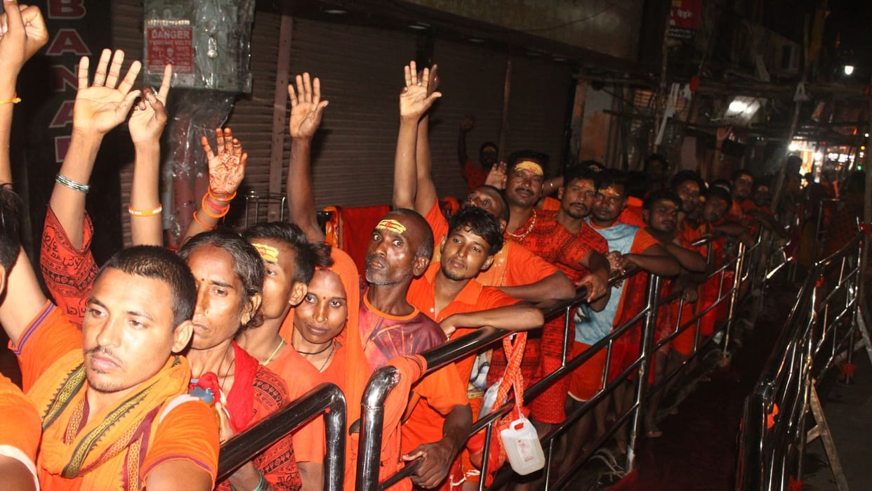 Sawan Third Somvar Devotees darshan of Kashi Vishwanath in Ardhanarishwar form
