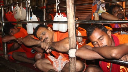 Sawan Third Somvar Devotees darshan of Kashi Vishwanath in Ardhanarishwar form