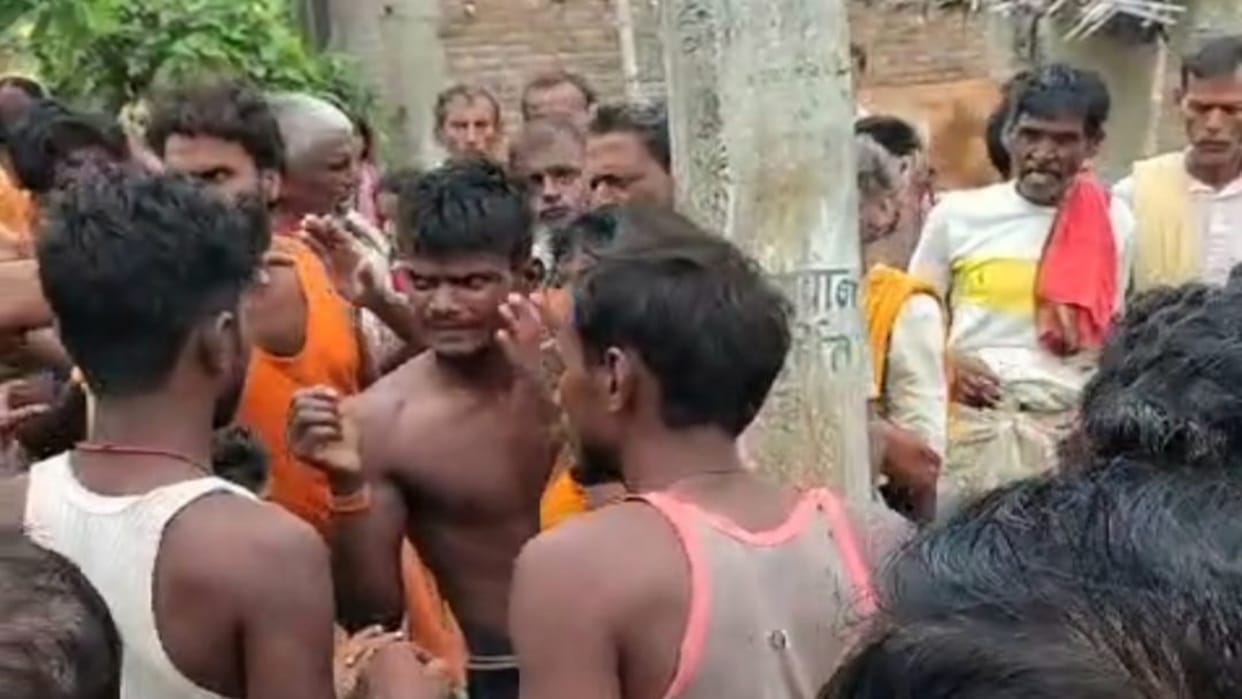 Bettiah: Villagers beat up a lover couple after tying them to an electric pole, FIR lodged against 60 people