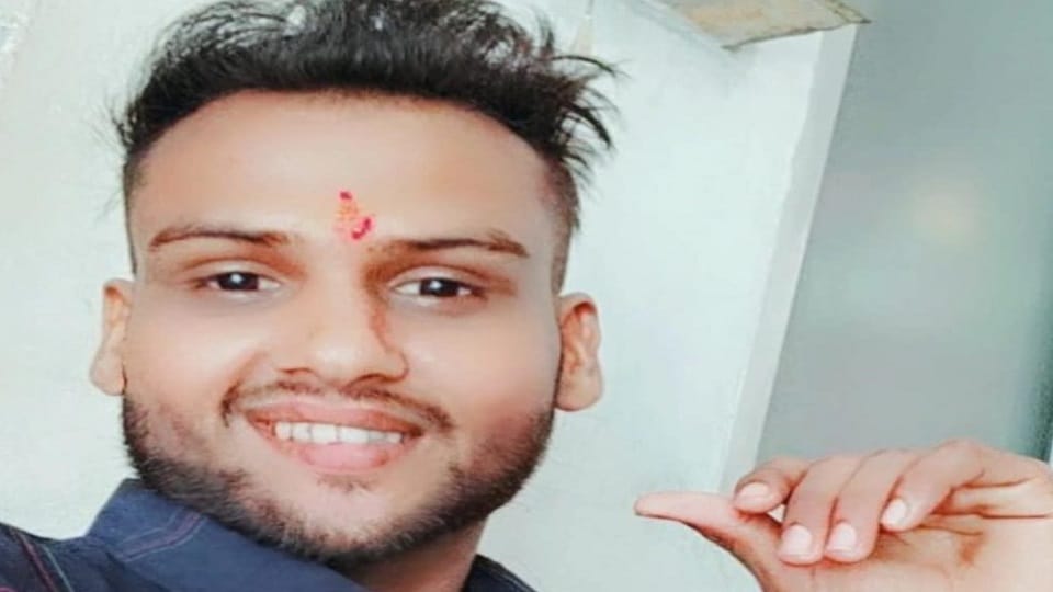 A youth was attacked with a knife due to an old rivalry Narendra died while being taken to hospital in Bilasp