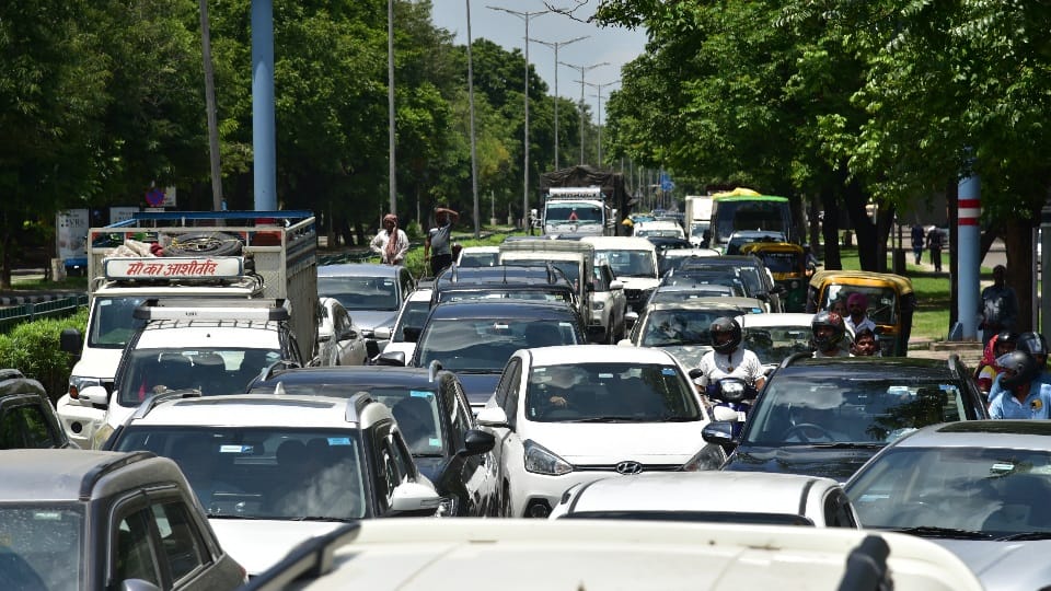 Haldwani News: width of the road near Gulab Ghati in Ranibagh reduced from 20 to 14 feet