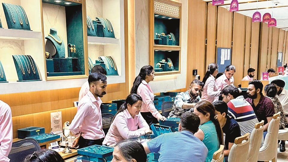 Jewellery market is buzzing due to fall in the price of gold and silver