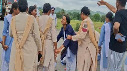 Students angry with shortage of teachers blocked national highway traffic was disrupted due to protest in Kank