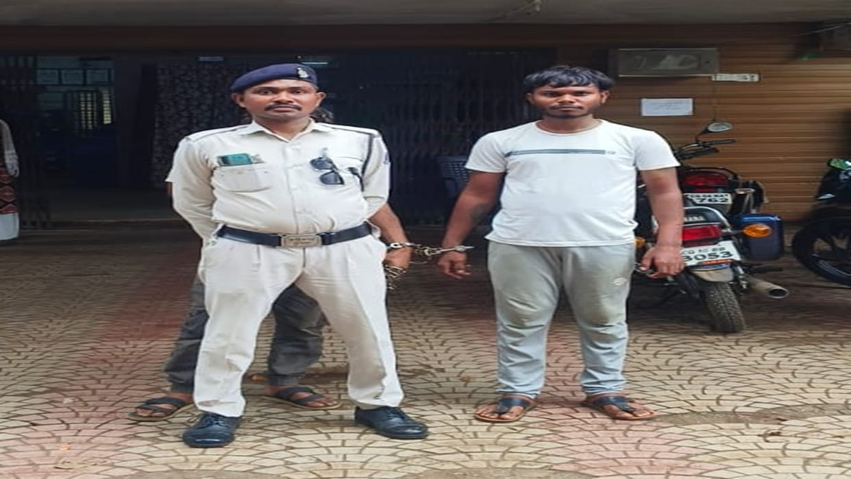 police have arrested the accused who threatened by showing a knife in raipur