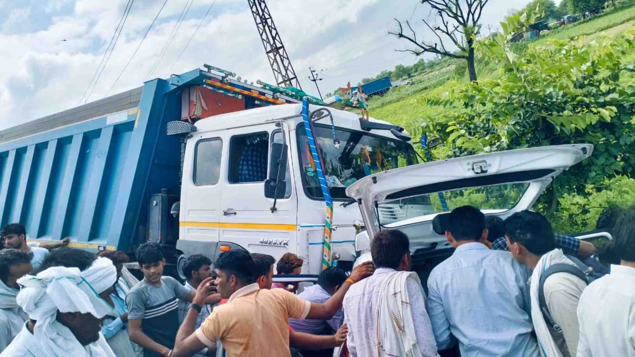 Rajasthan News: Naib Tehsildar Girdavar and Patwari died in a horrific road accident