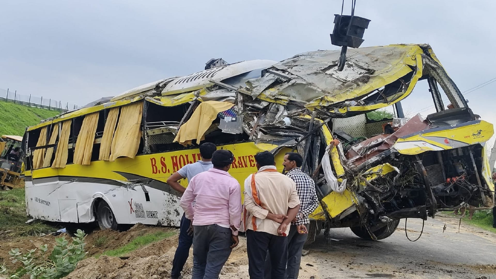 Up Accident News Car Carrying Devotees Crashes Through Divider on Agra-Lucknow Expressway