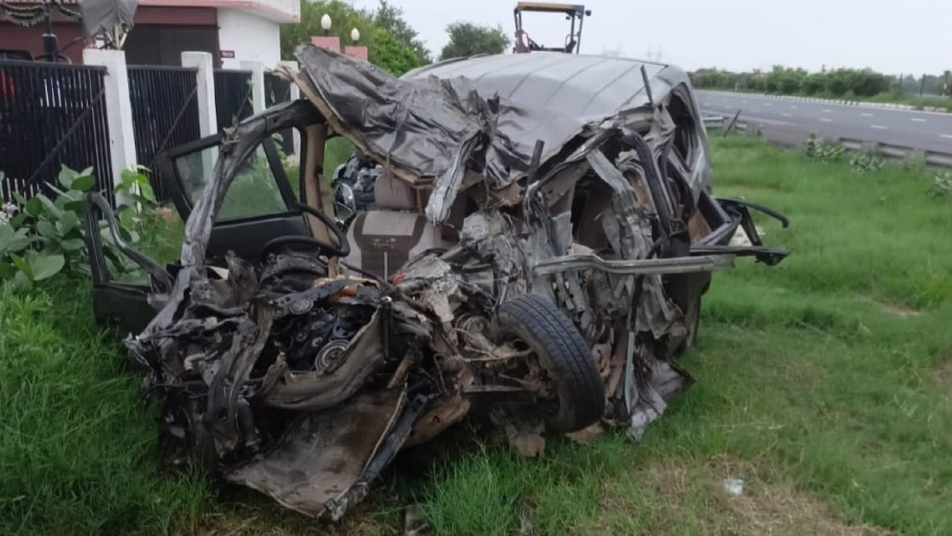 Up Accident News Car Carrying Devotees Crashes Through Divider on Agra-Lucknow Expressway