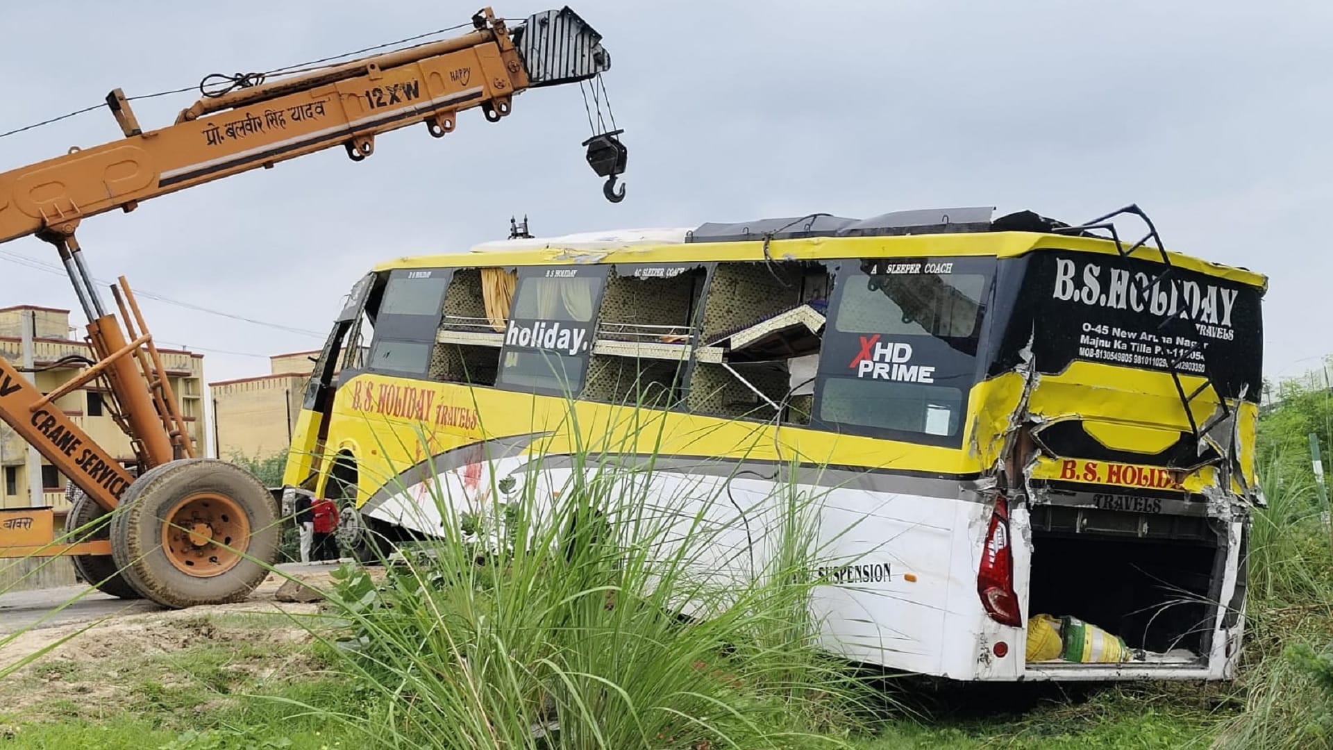 Up Accident News Car Carrying Devotees Crashes Through Divider on Agra-Lucknow Expressway