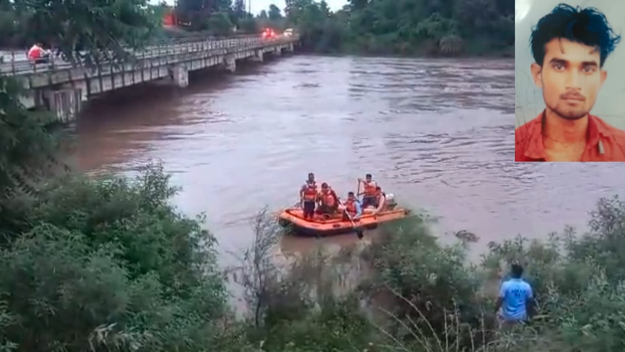 Sagar: A young man who went to take bath in the river swollen by heavy rains got washed away
