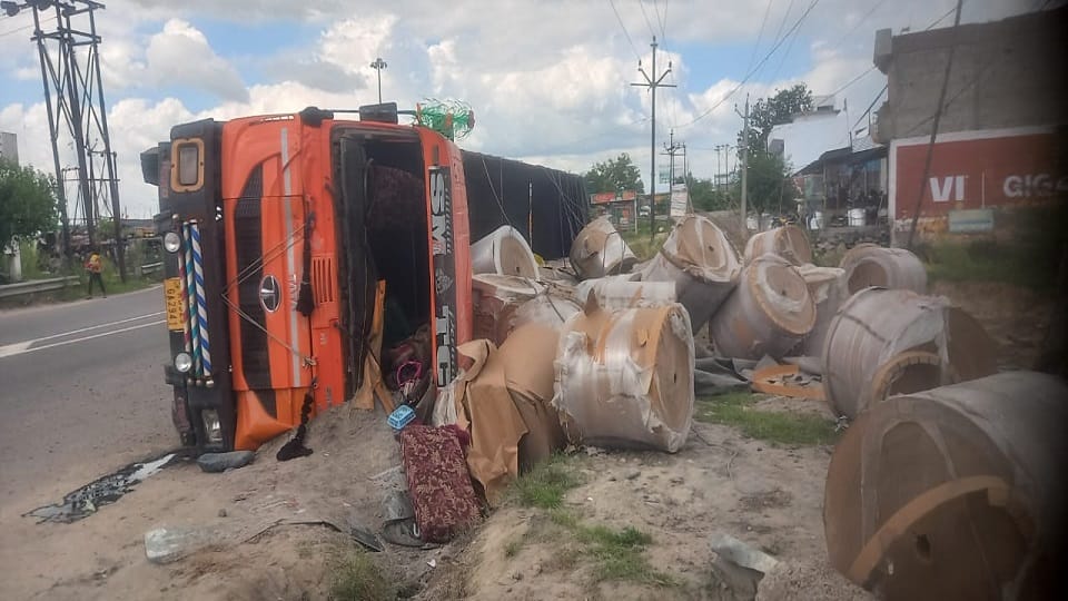 Truck loaded with cardboard overturned at Jawan