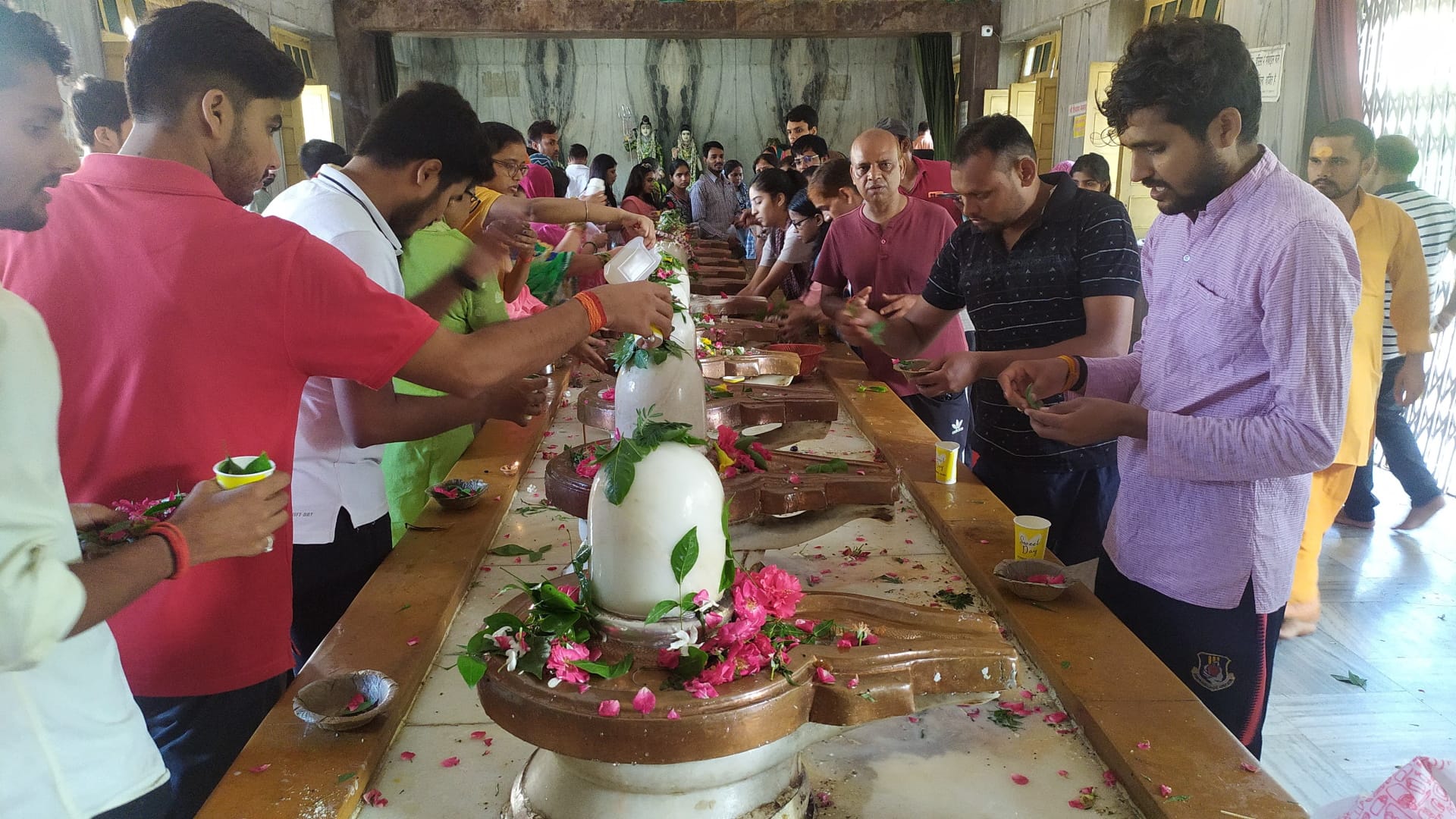 Sawan Somvar: Sangamnagar echoed with cheers of Mahadev, long queues of devotees formed at the Shiva temple