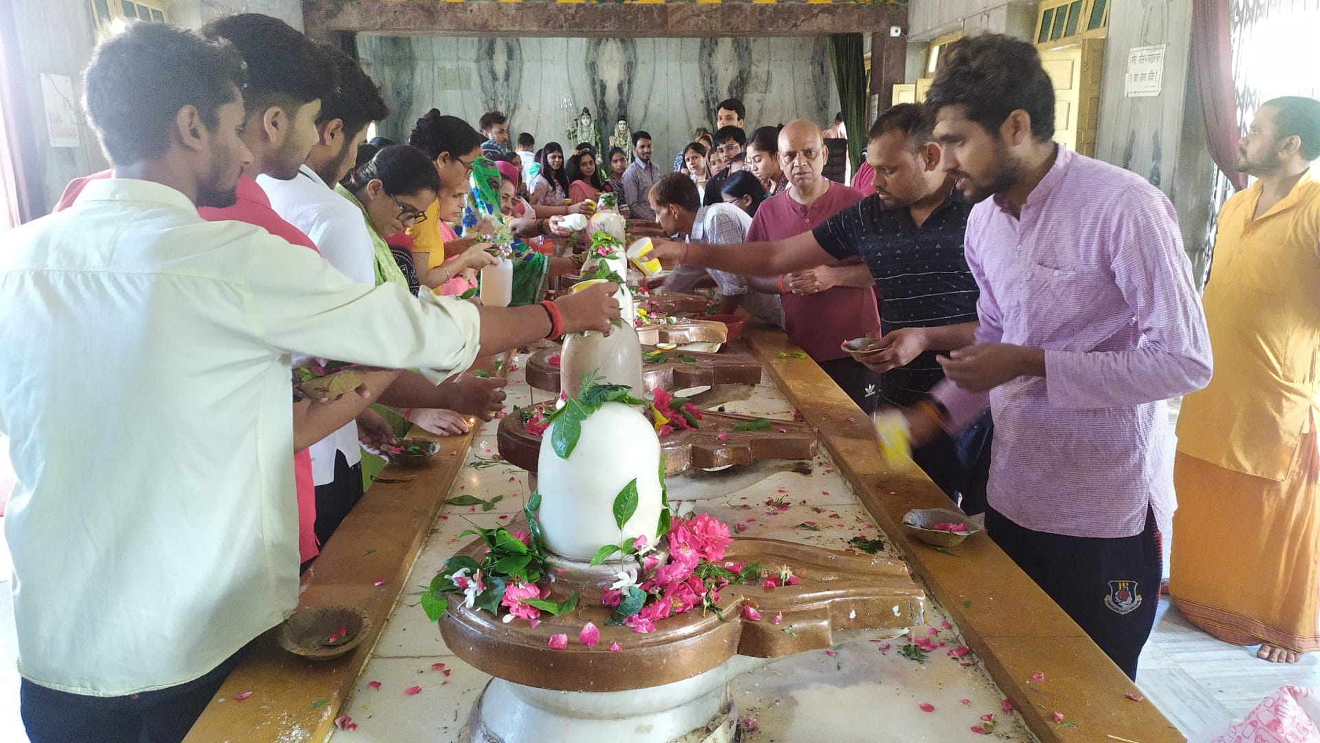 Sawan Somvar: Sangamnagar echoed with cheers of Mahadev, long queues of devotees formed at the Shiva temple